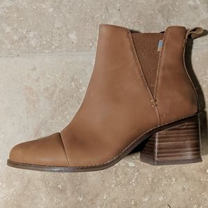 TOMS Esme tan leather boots size 7 1/2 like new.